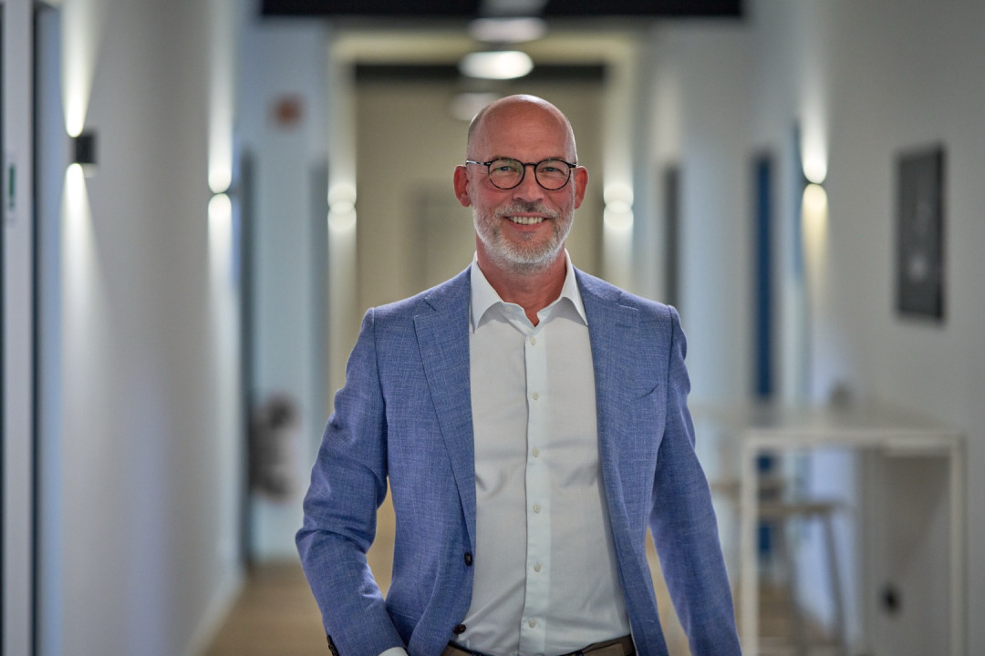 Business Headshot im modernen Bürogebäude fotografiert von Skaletz Photography