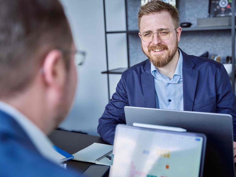 Employer Branding ab 3.500 Euro: Mitarbeiter im Meeting, Reportage für Recruiting und Karriereseite