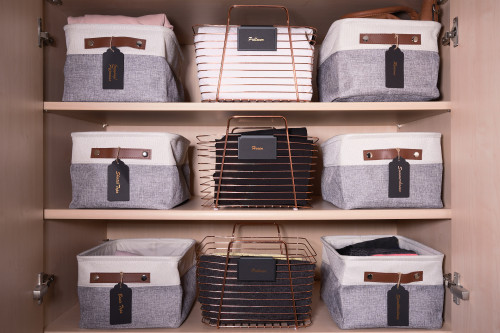 Stockfotos Home Organizing im Kleiderschrank