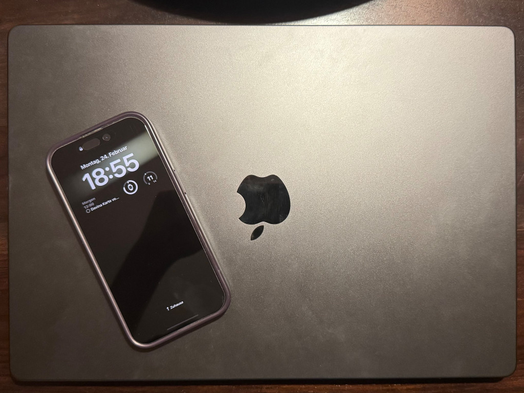 Ein Foto von Iphone und PC