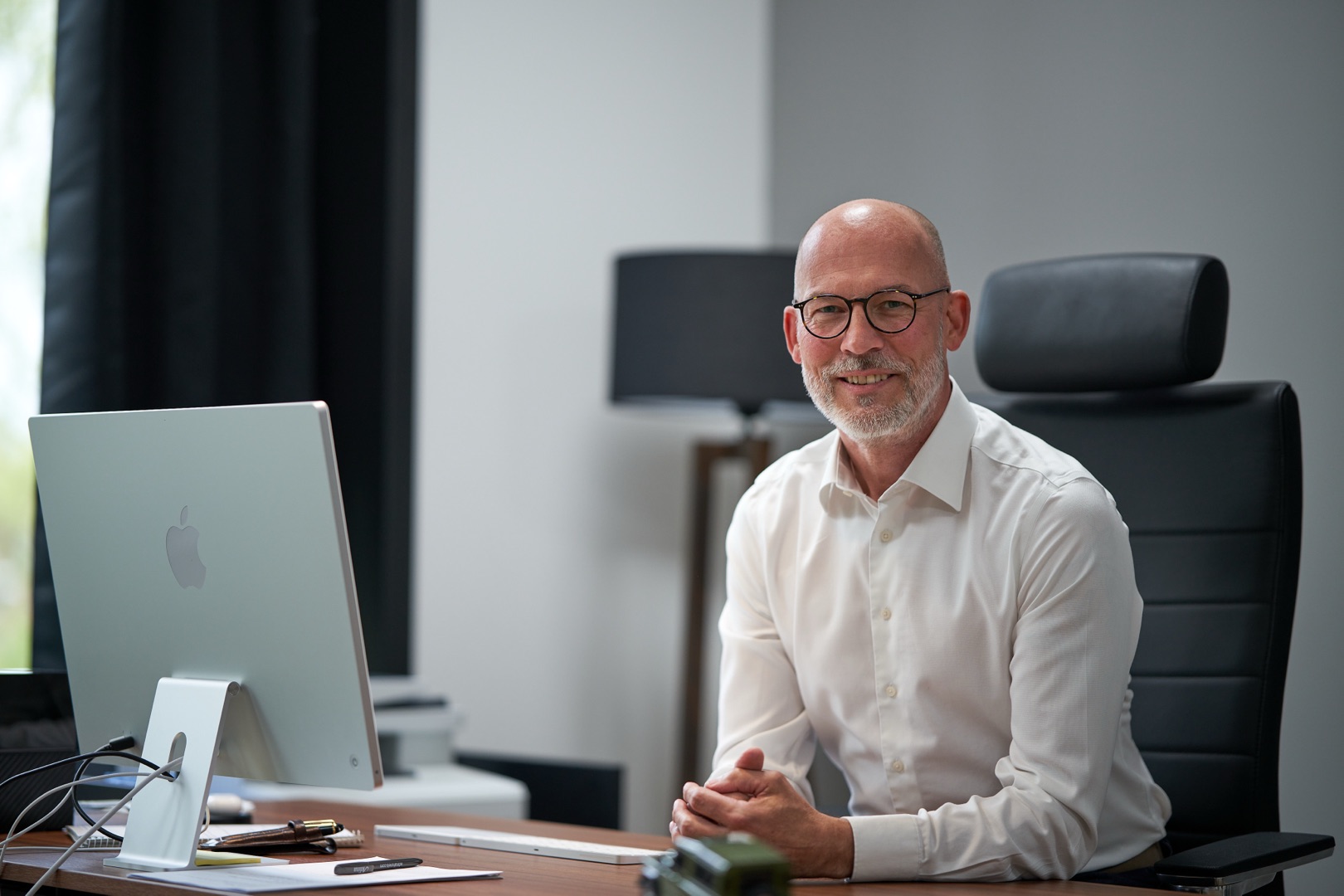 Recruiting Foto für Unternehmen: Geschäftsführer am Schreibtisch im modernen Büro – professionelles Businessportrait von Skaletz Photography NRW