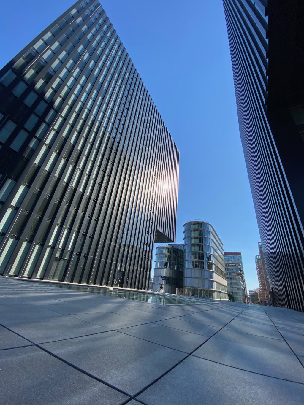 Düsseldorf, Businessfotograf vor Ort an Medienhafen, Königsallee und Rheinuferpromenade