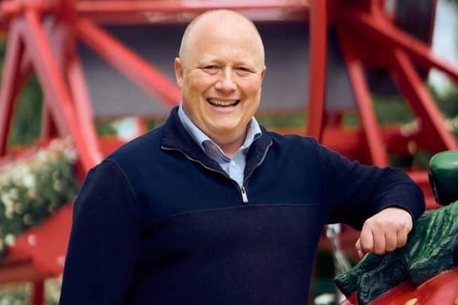 Peter Zens vor dem roten Riesenrad auf dem Erlebnisbauernhof Gertrudenhof in Hürth