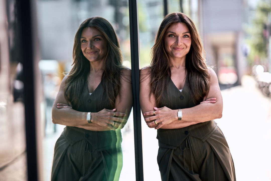 Aljona Reimer von Keune Haircosmetics lehnt lächelnd an einer Glasfassade am Düsseldorfer Medienhafen