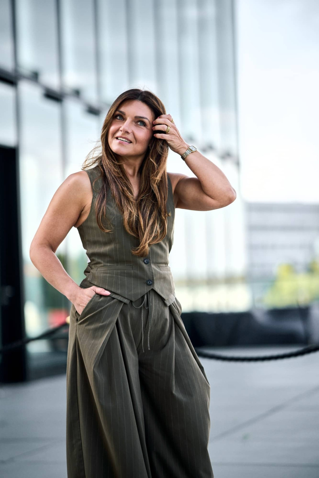 Aljona Reimer, Personal Branding Portrait im Hochformat vor einer Glasfassade