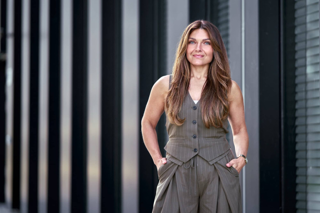 Aljona Reimer, Vertrieb bei Keune Haircosmetics, lächelt vor einer Lamellenfassade
