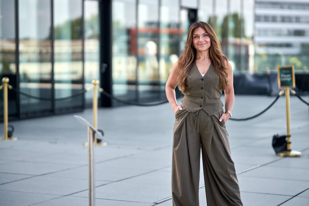 Aljona Reimer im Business Look, Ganzkörperportrait auf einer Terrasse am Medienhafen Düsseldorf