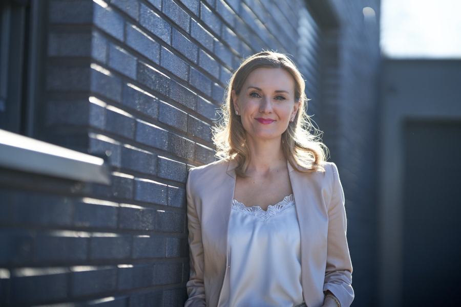 Ann-Katrin Eckert zuhause an der Wand