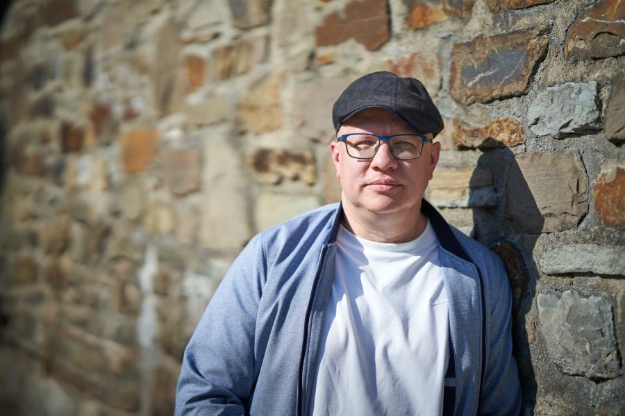Porträt von Christian Rahn, Gründer von cmo2go, lächelnd vor einer urbanen Kulisse – sinnbildlich für modernes Marketing im Mittelstand