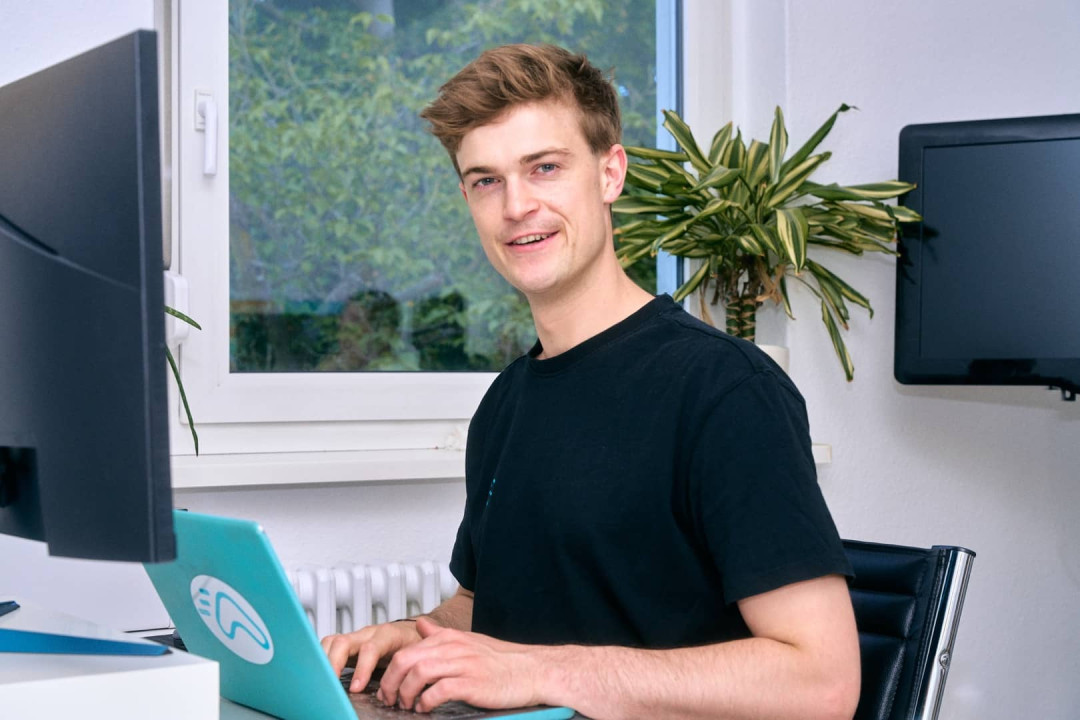 Maximilian Lehmann, Mitgründer von fainin, am Arbeitsplatz mit Laptop, Business Porträt von Skaletz Photography
