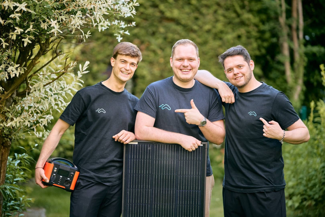 Die drei fainin Gründer Maximilian Lehmann, Jan Seeberg und Kevin Mattutat beim Personal Branding Shooting mit Solarpanel und mobiler Powerstation, fotografiert von Skaletz Photography