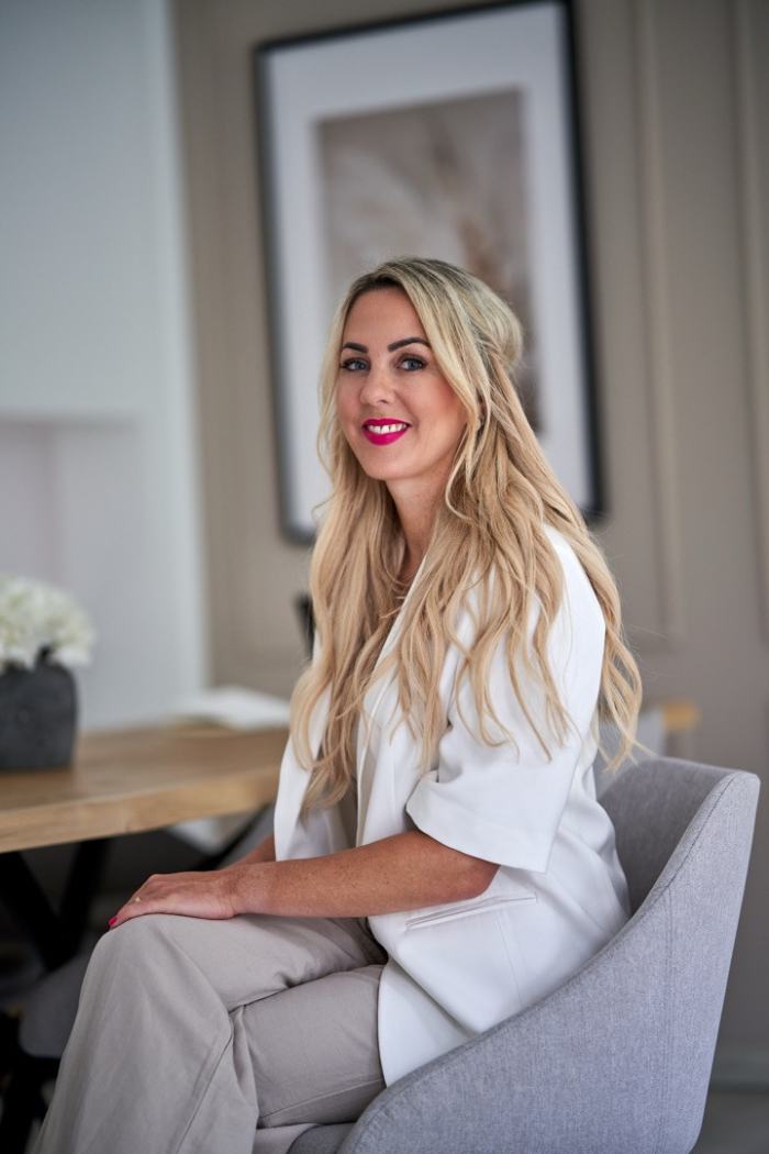 Businessportrait von Lisa Augusciak, Franchise-Recruiting bei McDonald's, sitzend im Büro