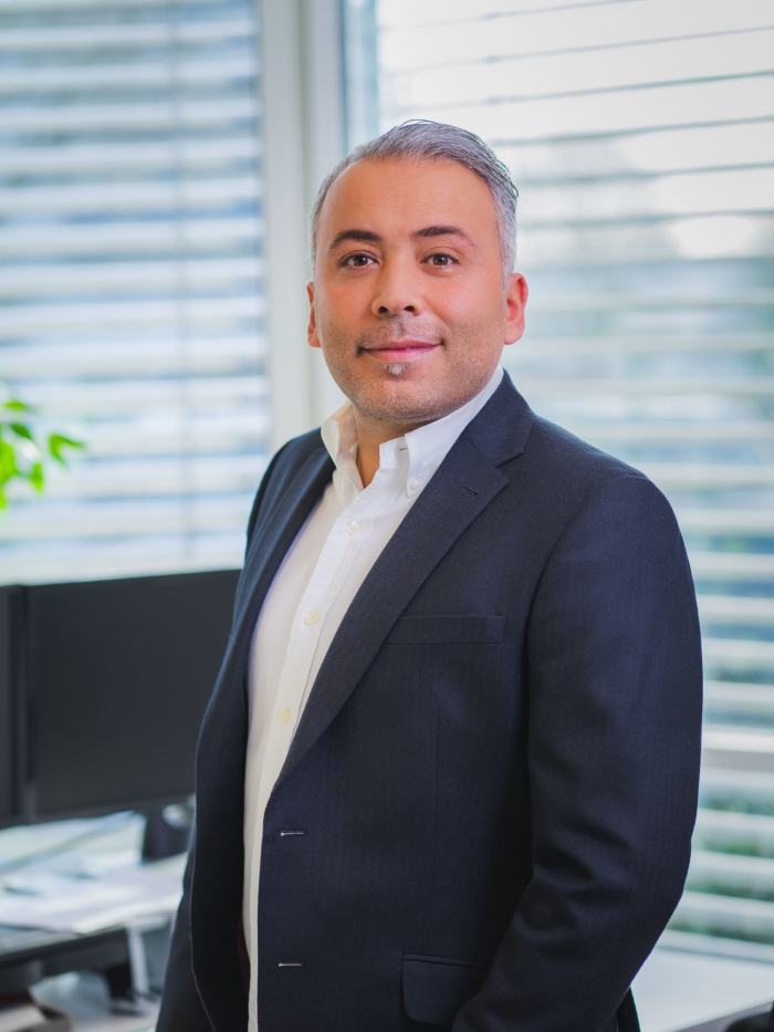 Businessportrait von Özcan Nalbant, Geschäftsführer des IT-Dienstleisters DTEC Netplan, im Büro in Dinslaken-Hiesfeld