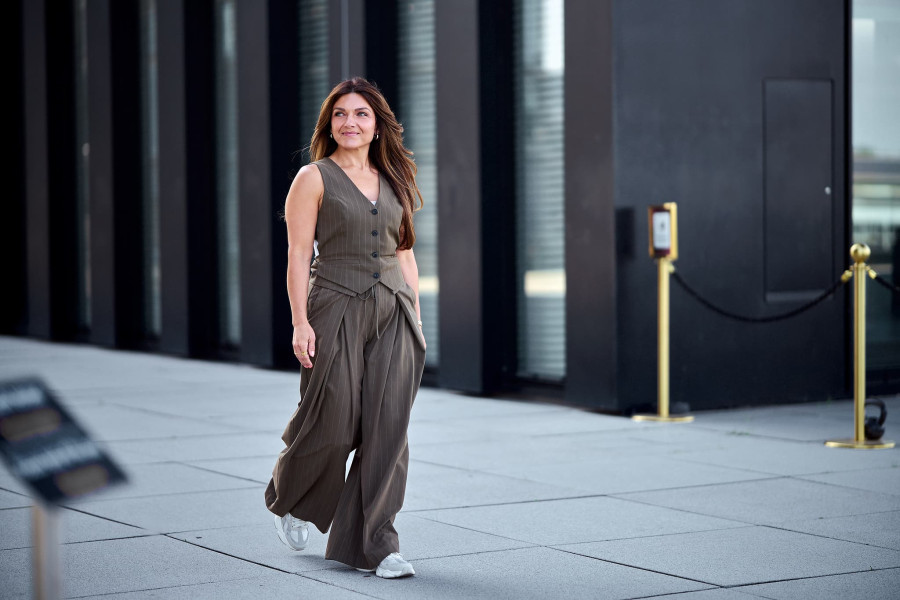 Businessfrau beim Personal-Branding-Shooting, gehend in urbaner Architektur in Düsseldorf