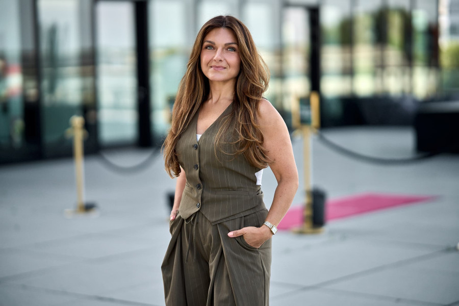 Personal Branding Businessfrau in olivgrüner Anzugweste am Medienhafen Düsseldorf