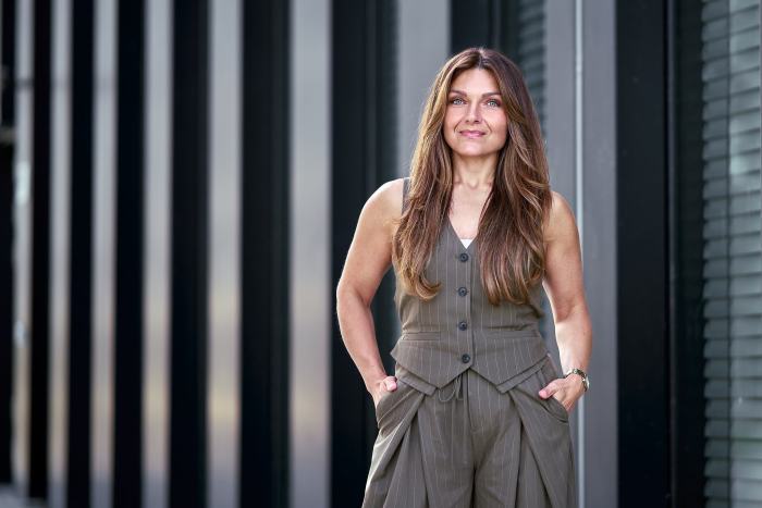 Businessportrait einer Frau in Anzugweste in Düsseldorf, Aljona Reimer