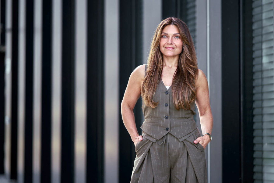 Businessportrait einer Frau in Anzugweste vor moderner Fassade in NRW