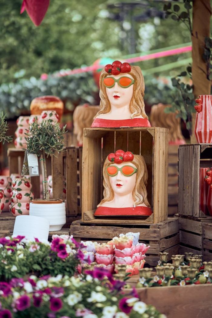 Deko mit Erdbeer-Köpfen im Gartencenter des Gertrudenhofs in Hürth