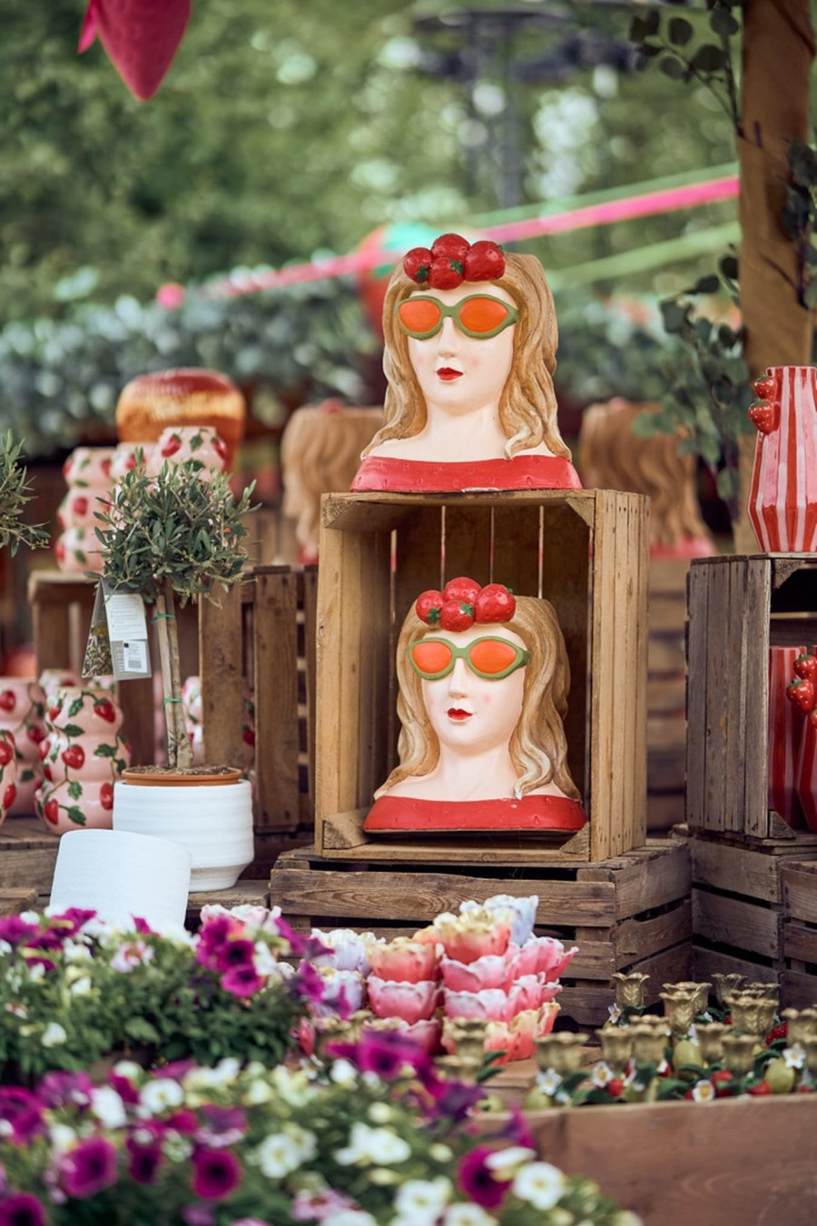 Geschäftsräume: Erdbeer-Deko im Gartencenter Gertrudenhof