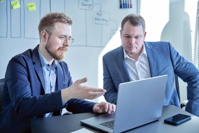 Employer Branding Aufnahme von Julian Giesen, App-Entwicklung bei apps GEMACHT, am Projektboard in Essen