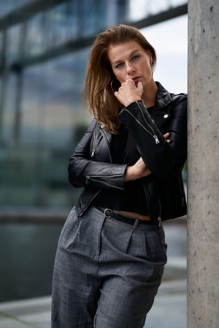 maria soriano mit lederjacke im regierungsviertel