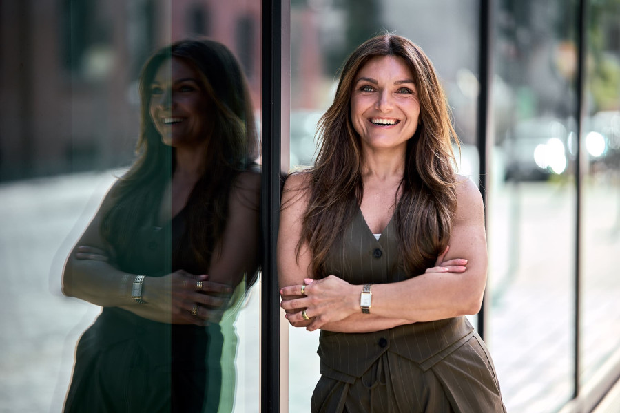 Lachende Businessfrau beim Personal-Branding-Fotoshooting in NRW