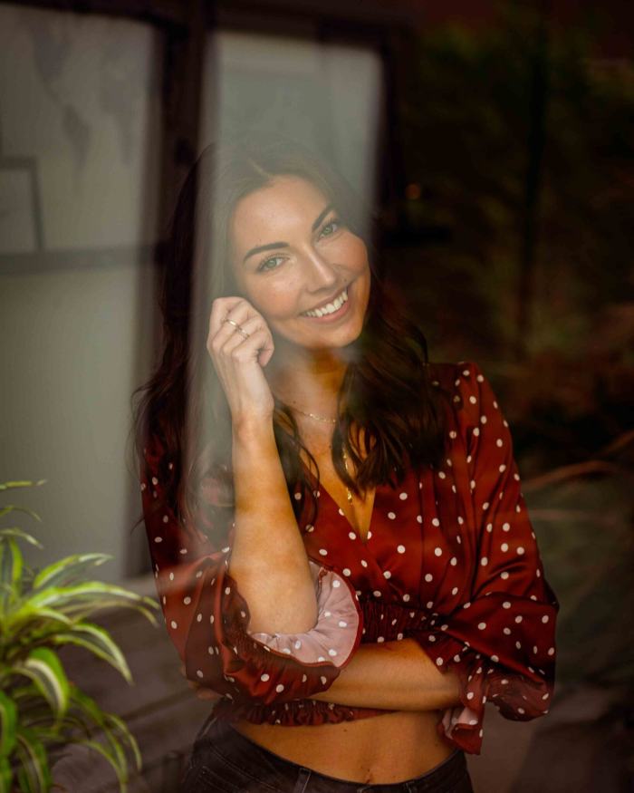 Personal Branding Portrait einer lachenden Frau, aufgenommen in NRW