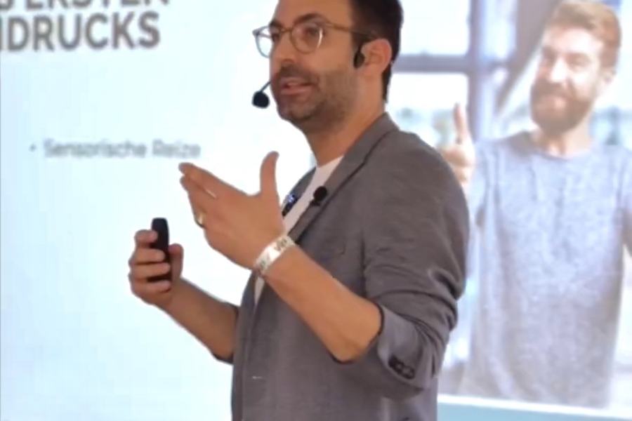 Matthias Skaletz beim Vortrag über die Psychologie des ersten Eindrucks