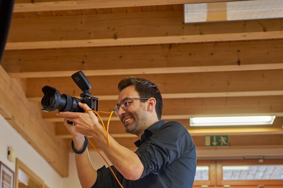 Matthias Skaletz beim Unternehmens-Shooting vor Ort, Softbox und Tethering-Kabel